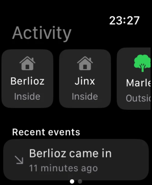De OnlyCat-app op Apple Watch met katten thuis en een recente thuiskomst